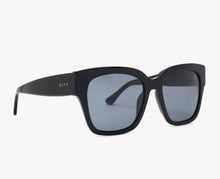Load image into Gallery viewer, Bella II Oversized Polarized Sunglasses
